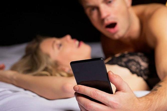 Estudio revela si los mexicanos prefieren el sexo o su celular... ¿Sabes qué escoger?