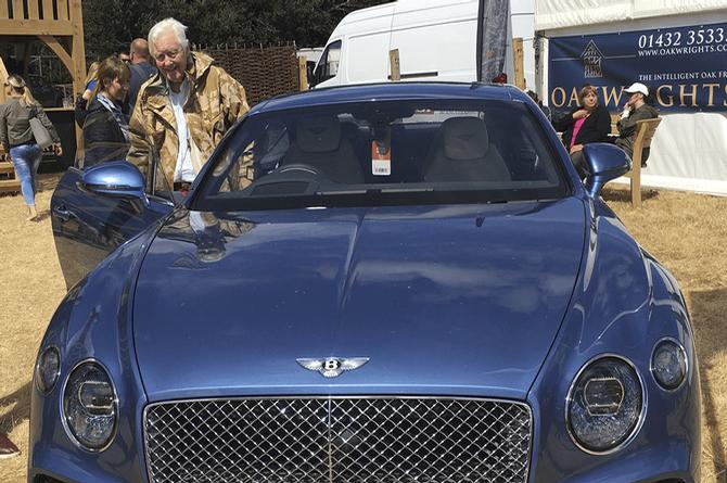 Busca esposa joven para heredarle su fortuna... ¿Le entras?