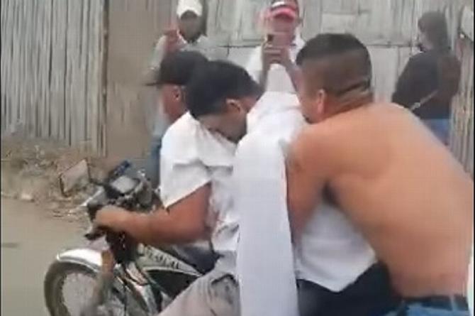 Sacan el cadáver de su amigo del ataúd para pasearlo en moto (+videos)