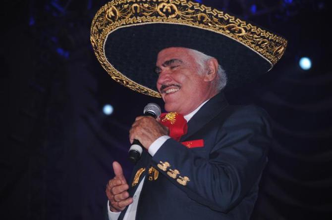 Televisa y Univision anuncian bioserie de Vicente Fernández