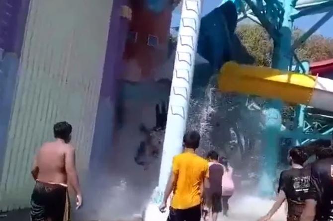 ¡Qué miedo! Colapsa tobogán en parque acuático y varias personas caen al vacío (+video)