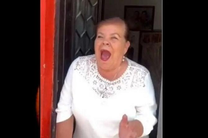 Abuelita viral tras abrir su puerta y ver a Marco Antonio Solís 'El Buki' (+Video)