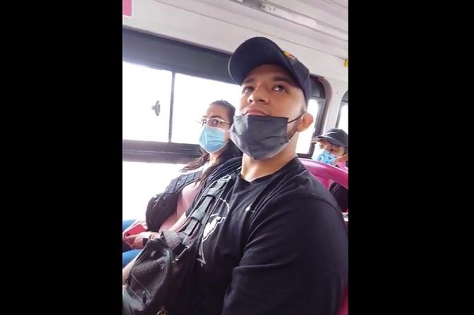 Sujeto se sube al vagón de mujeres en el Metrobús; 'soy mujer', dice para que no lo bajaran (+video)