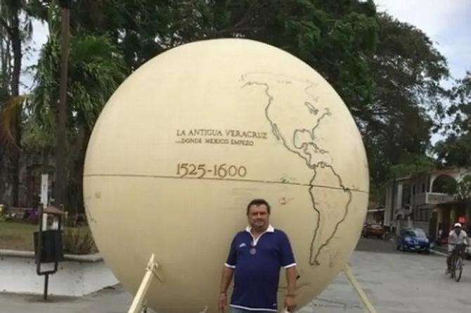 Presumen fotos con la esfera que según cayó del cielo en Veracruz