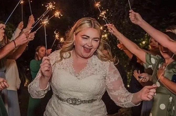 ¡Hasta bailó el vals! La dejan plantada en su boda pero la fiesta no se canceló (+fotos)