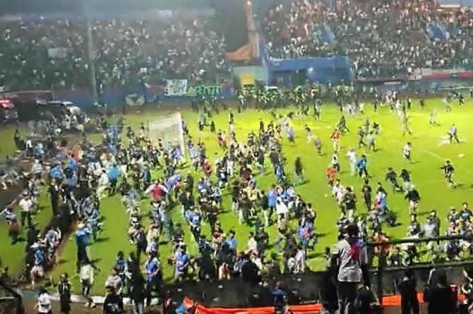 ¡Tragedia! Batalla campal en partido de futbol deja 174 muertos (+video)