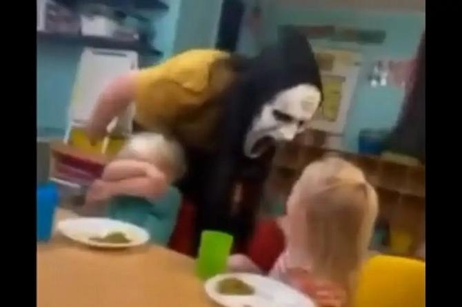 ¡Que poca mother! Mujer asusta a niños de guardería con aterradora máscara (+video)