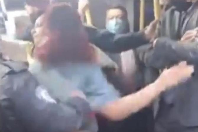 ¡Iban hasta las chanclas! Mujeres agreden a policías en transporte público (+video)