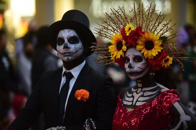 Catrinas y Catrines se apoderan de las calles de Xalapa (+fotos) 