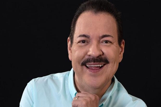 ¿Indirecta a Grupo Firme? Julio Preciado critica a cantantes que beben y fuman en el escenario