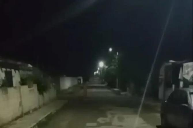 ¡Que mello! Captan a extraña mujer que atraviesa calle lentamente y desaparece (+video)