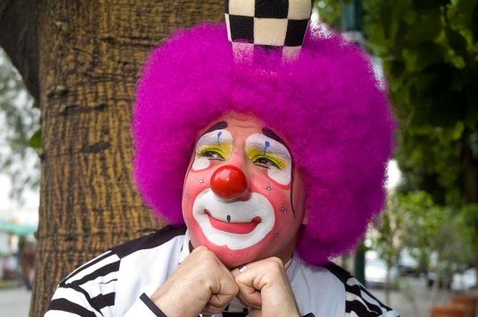 Platanito llora durante un show tras polémica por chiste sobre Debanhi (+video)
