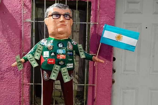 ¡Dale con ganas! Lanzan piñata de Gerardo 'El Tata' Martino