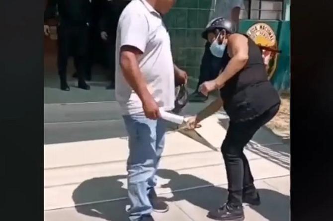 ¡No mms! Hombre sale de la cárcel y su mamá lo recibe a 'cinturonazos' (+video)