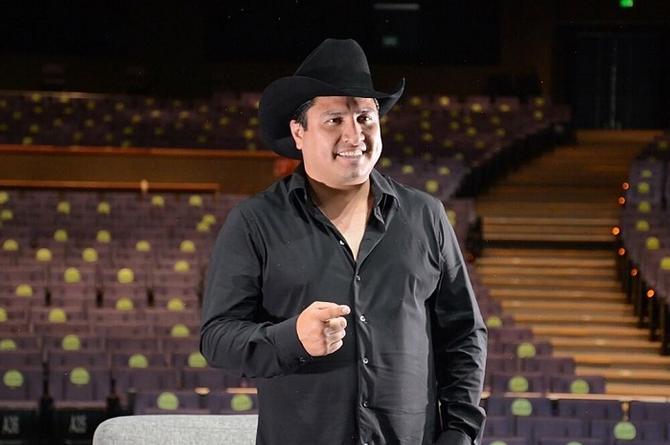 Julión Álvarez sale a cantar 'hasta las chanclas' en Tijuana (+video) 