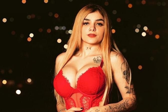 Karely Ruiz llega a posada de empresa y enloquece con sexy baile (+video)