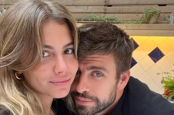 Piqué sube foto con su novia en redes y se lo acaban 