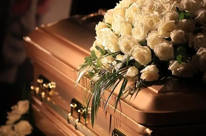 La declaran muerta y ¡revive en la funeraria!