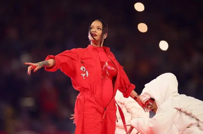 Rihanna se presenta en el Súper Bowl embarazada 