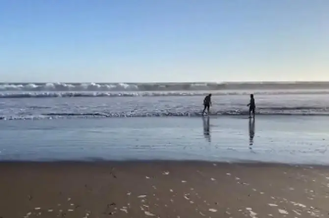 ¡Madreees! Descubre a su esposo con su secretaria en la playa (+video)