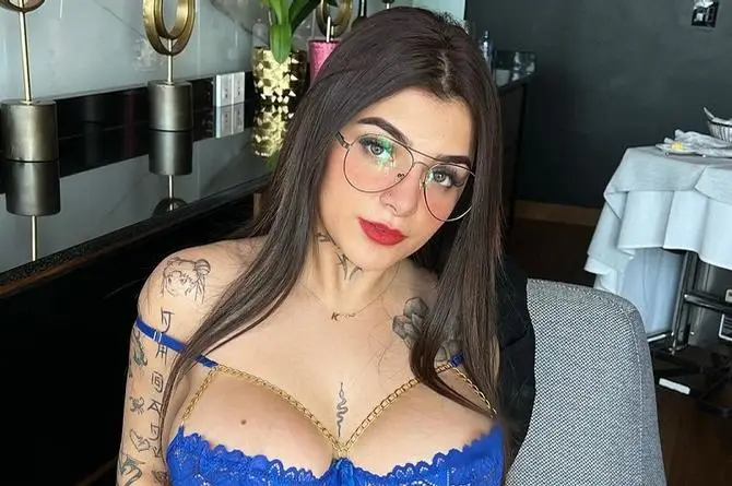 Karely Ruiz se rapa el cabello (+fotos)