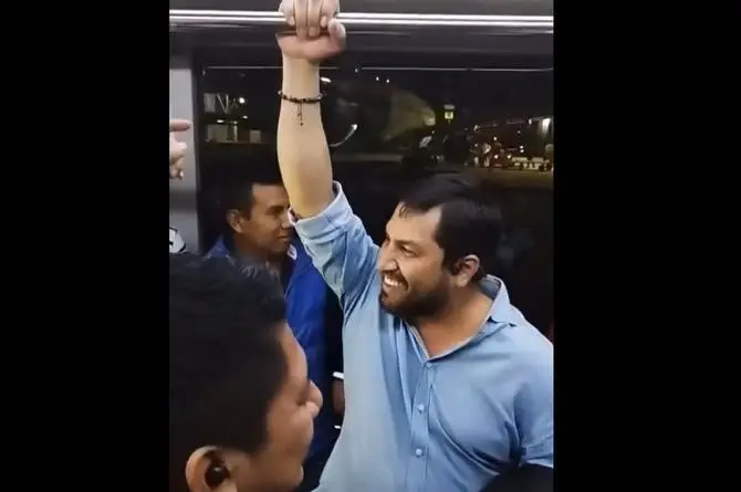 ¡Gran momento! Julión Álvarez le canta a los pasajeros de un autobús (+video)