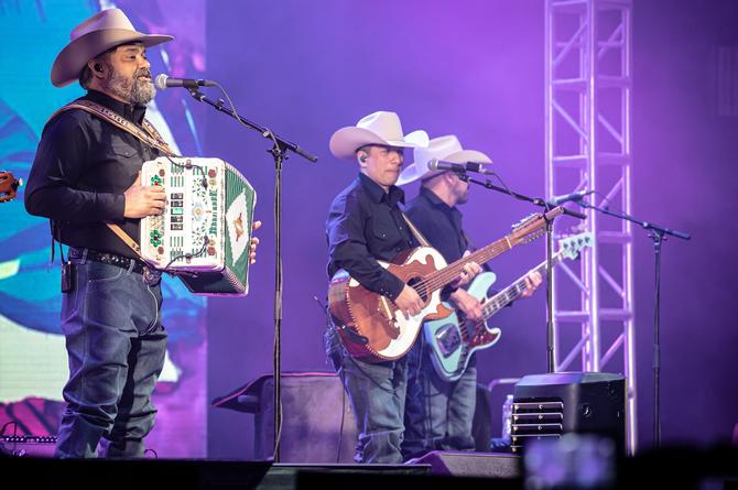 Intocable llegó a Veracruz, cantó y triunfó (+fotos)