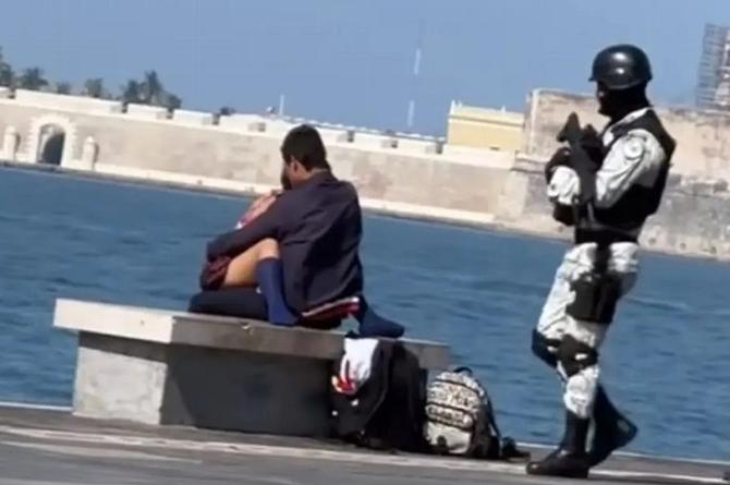 Captan a pareja 'dándose mucho amor' en el Malecón de Veracruz (+video)