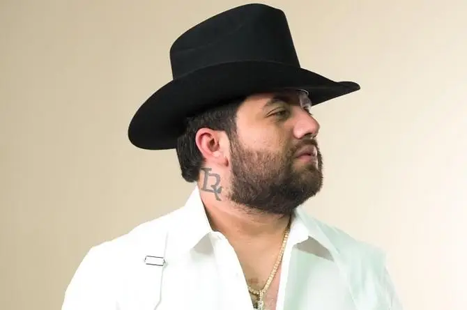 Luis R Conriquez fusiona sus corridos con el urbano de Nicky Jam y Farruko