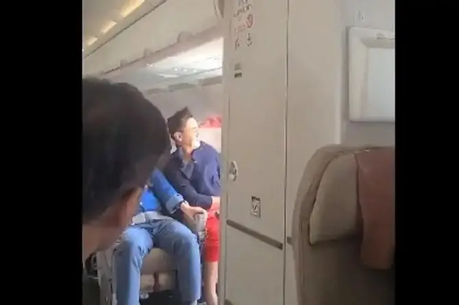 ¡Pánico en el avión! Se abre una puerta en pleno vuelo (+video)
