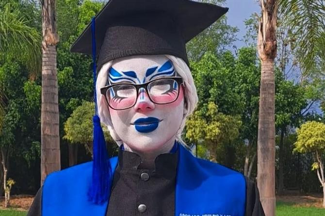 Imagen Se gradúa de la Universidad como abogada vestida de Drag Queen