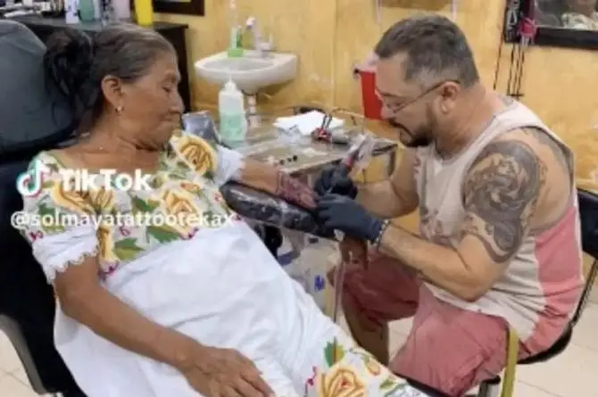 ¡Y no le arde! Abuelita yucateca se viraliza al tatuarse el brazo (+video)