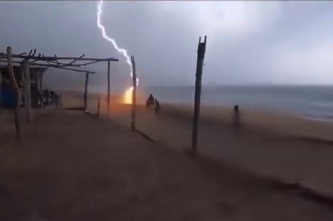 Imagen Captan momento en que cae un rayo sobre dos personas  ( +Video) 