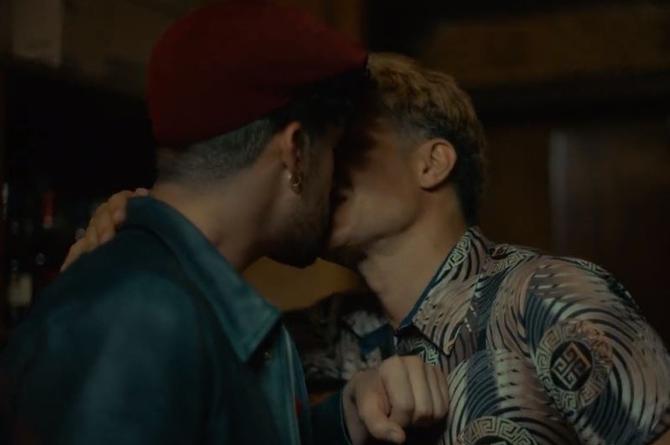 Imagen 'Cassandro' muestra apasionados besos entre Bad Bunny y Gael García (+video)