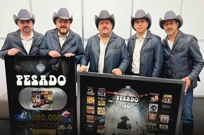 Grupo Pesado recibe dos reconocimientos por 30 años de trayectoria musical