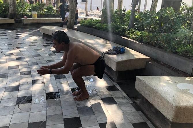 Sujeto se baña en la fuente del Zócalo de Veracruz, lo regañan y arma tremendo escándalo (+fotos)
