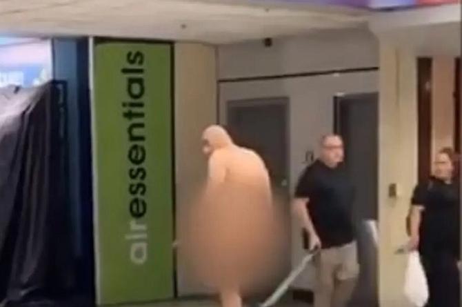 ¡Poquito que ver! Captan a hombre d3snud0 caminando dentro de aeropuerto (+video)