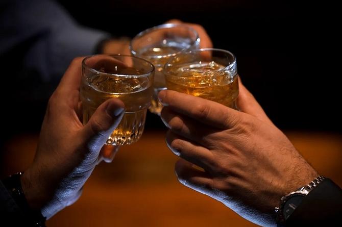 ¡Tracaaa! Después de 10 copas de alcohol, hombres sienten atracción por otros hombres: Estudio