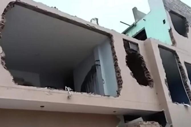Imagen Derriba su casa para no entregársela a familia de su expareja (+video)