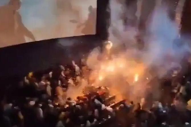 ¡Pánico! Estallan fuegos artificiales en plena función de cine (+video)