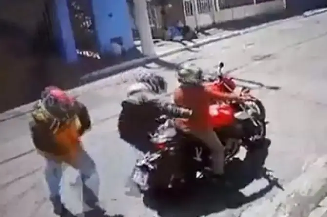 Roba moto y segundos después se cae y muere (+video)