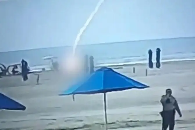 Se asoleaba en la playa en bikinI, ¡le cae un rayo muere! (+video)