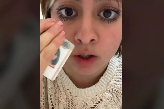 Dibuja zona íntima femenina como firma en su credencial del INE (+video)