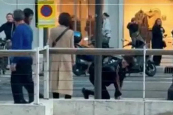 Captan a mujer paseando a hombre como si fuera perro (+video)