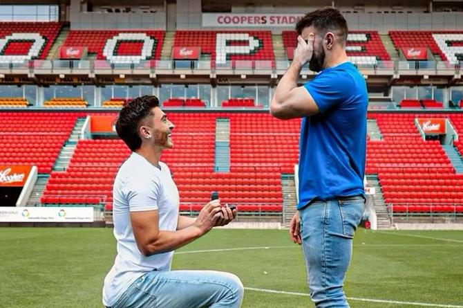 ¡Ay que tierno! Jugador australiano pide matrimonio a su novio en la cancha del estadio de Adelaide