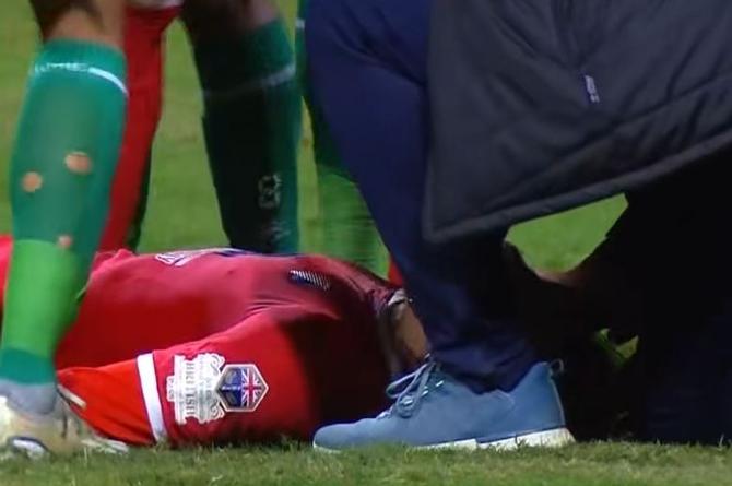 Futbolista sufre paro cardiaco en pleno partido (+video)