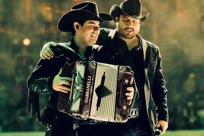 Julión Álvarez y Alfredo Olivas cortan corrido en pleno concierto para evitar multa (+video)
