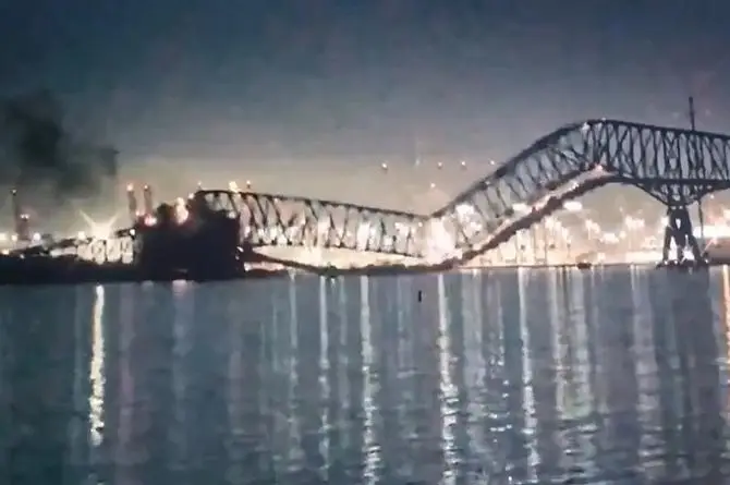 ¡No mms! Barco choca contra puente de Baltimore y lo derrumba (+video)