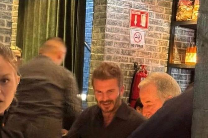 Un mal día para faltar al jale... Sir David Beckham visita restaurante en Monterrey y se toma foto con los trabajadores