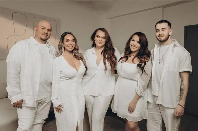 Chiquis Rivera y sus hermanos visitan lugar donde cayo el  avión de su mamá